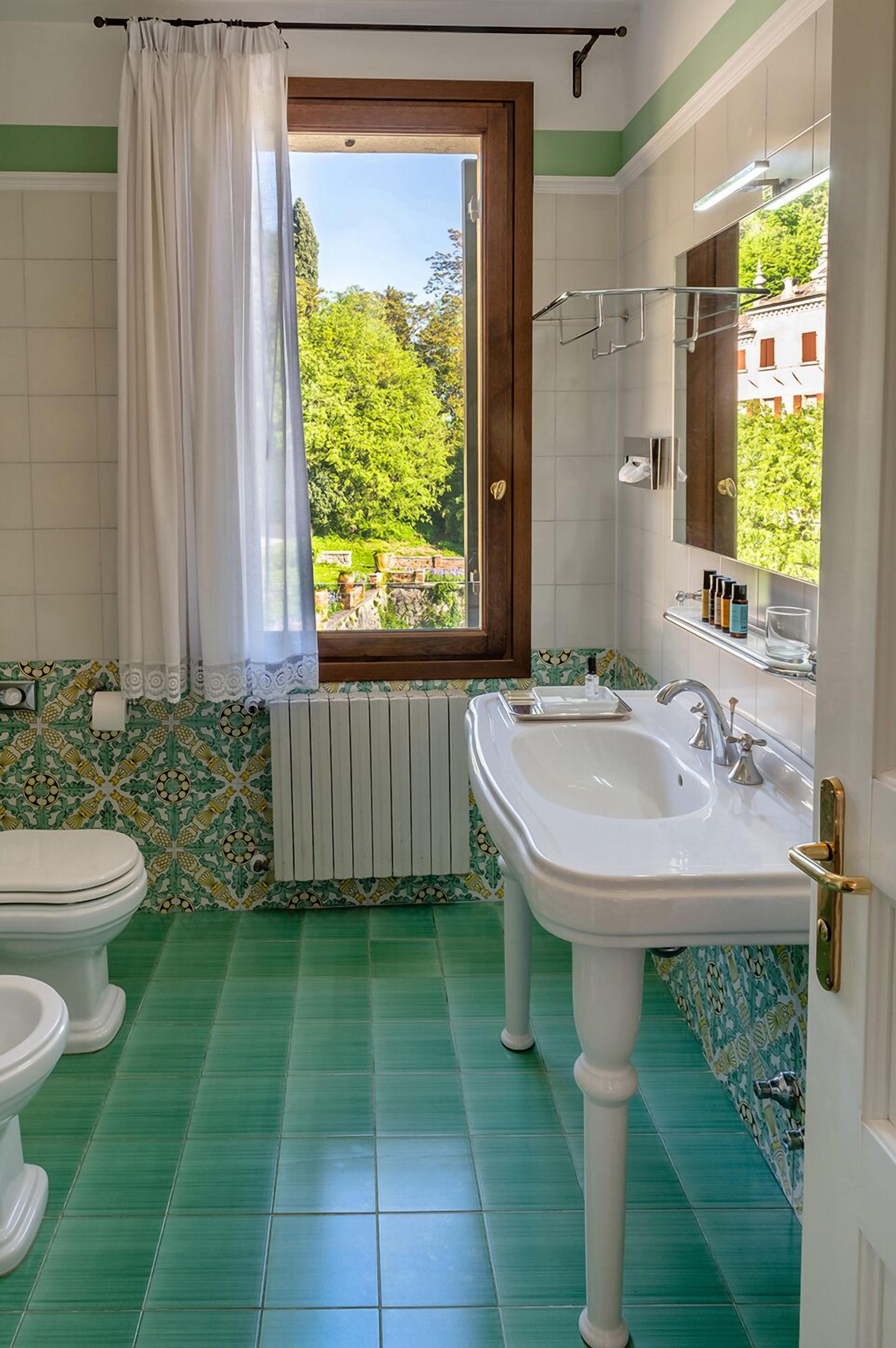 superior double room | bathroom | free toiletries, hair dryer, towels