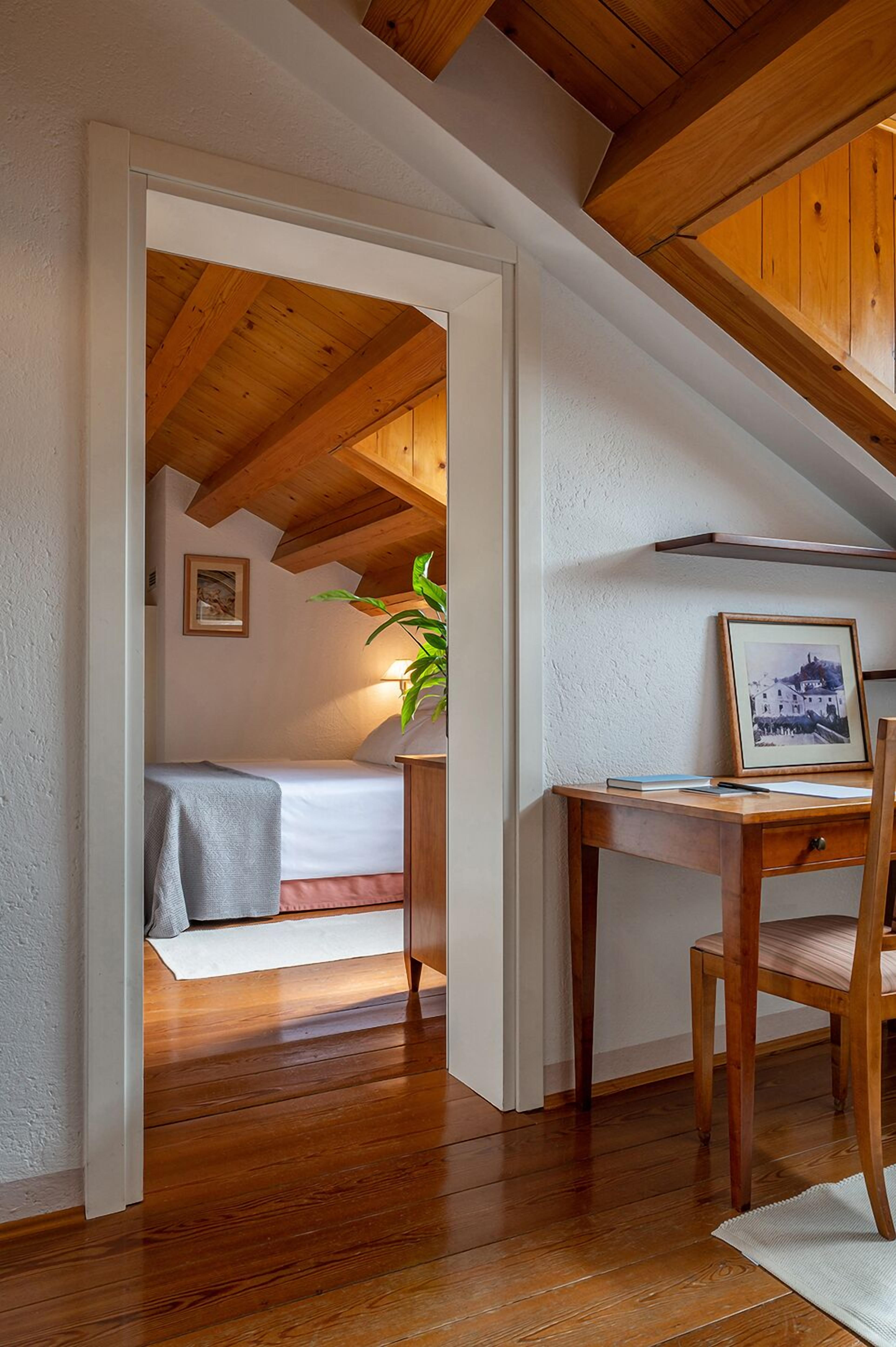 comfort single room, 1 queen bed | 1 bedroom, minibar, in-room safe, desk