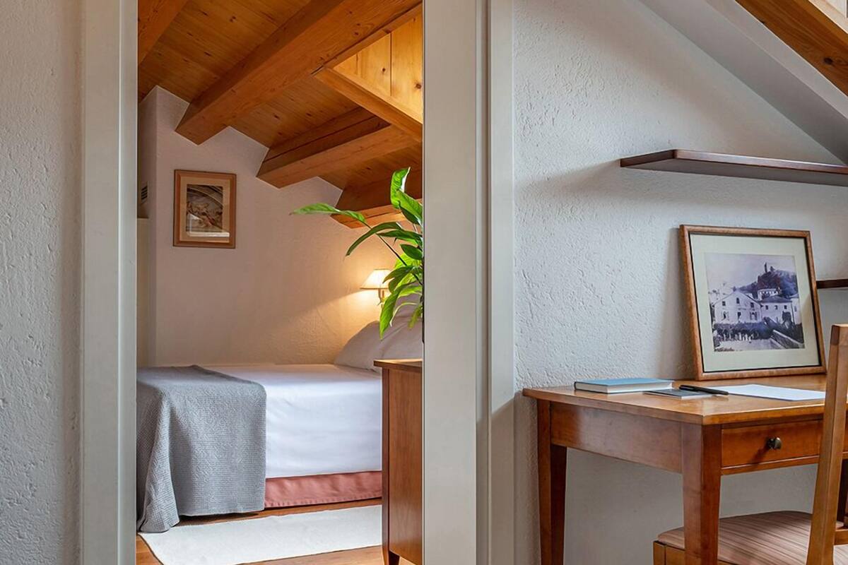 comfort single room, 1 queen bed | 1 bedroom, minibar, in-room safe, desk