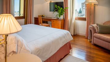 Kahden hengen superior-huone | Minibaari, tallelokero huoneessa, työpöytä