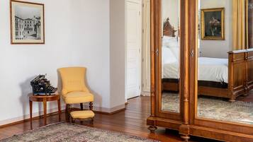 Minibar, una cassaforte in camera, una scrivania, postazione laptop