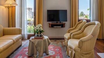 Minibar, coffres-forts dans les chambres, bureau