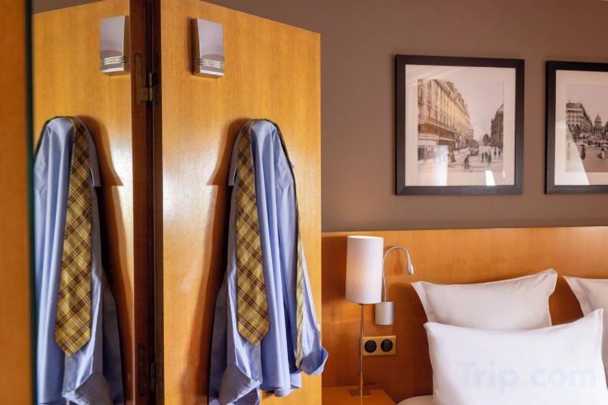 Pillowtop beds, minibar, in-room safe, desk