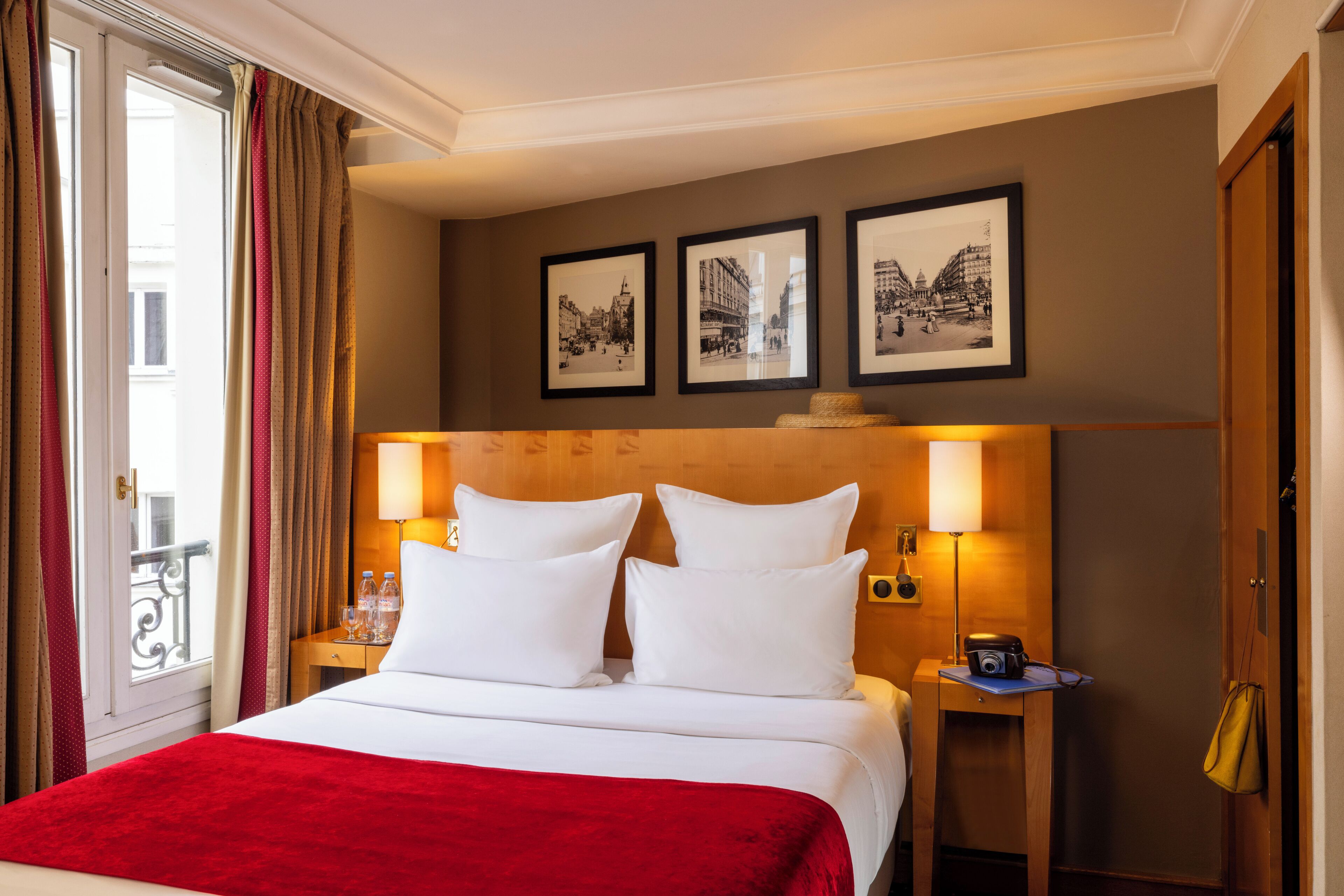 เตียงพร้อมฟูกเสริมที่นอน, มินิบาร์, ตู้นิรภัยในห้องพัก, โต๊ะทำงาน