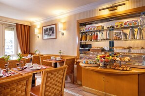 Daily continental breakfast (EUR 18 per person)