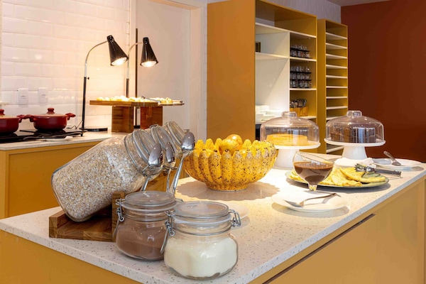 Café da manhã com buffet diário (BRL 45 por pessoa)