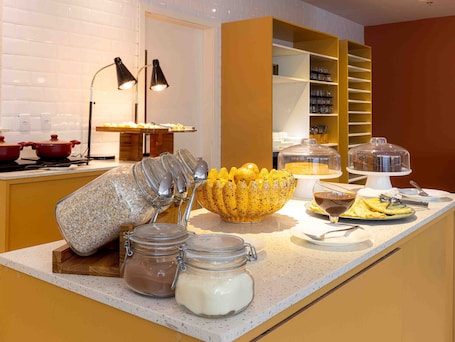 Daily buffet breakfast (BRL 45 per person)