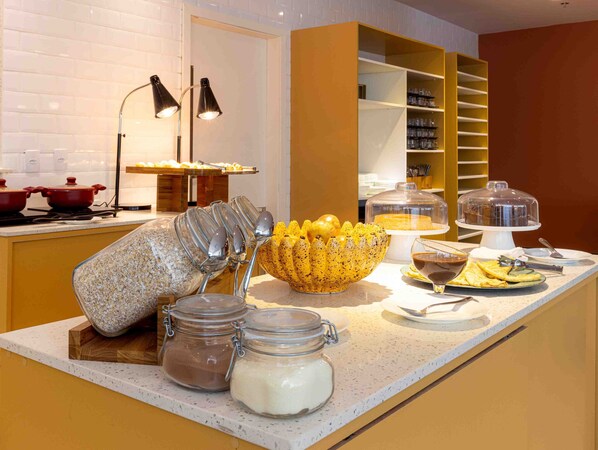 Daily buffet breakfast (BRL 45 per person)