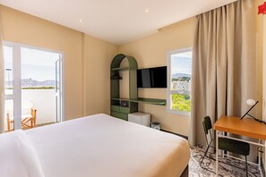 Deluxe Room, Balcony | 1 bedroom, minibar, soundproofing, free WiFi