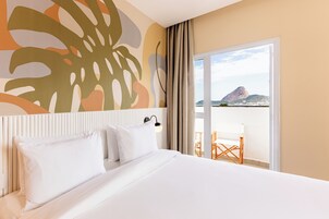 Quarto luxo, sacada | Frigobar, quartos à prova de som, Wi-Fi de cortesia, roupa de cama
