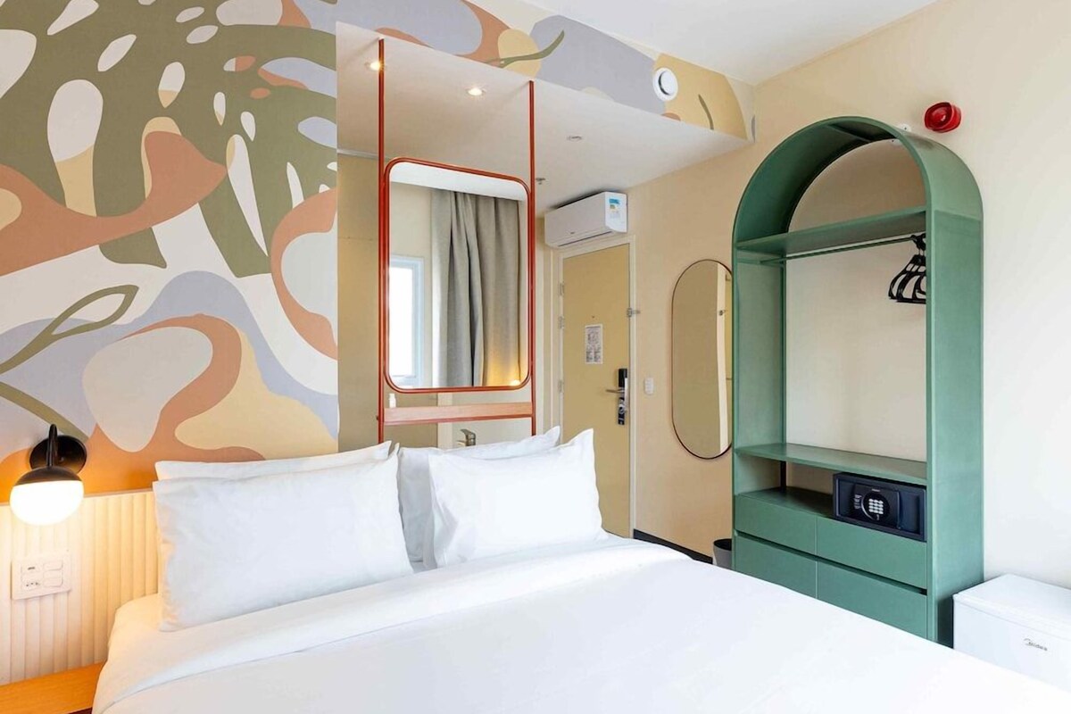 Minibar, sistema de insonorización, wifi gratis y ropa de cama