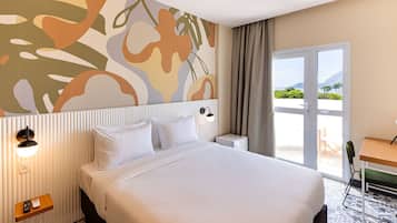 Deluxe-huone, parveke | Minibaari, äänieristys, ilmainen Wi-Fi, vuodevaatteet