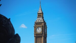 A view of the Big Ben clock tower from across the River Thames, with a bridge in the foreground. - Leonardo Hotel London Croydon (Croydon)