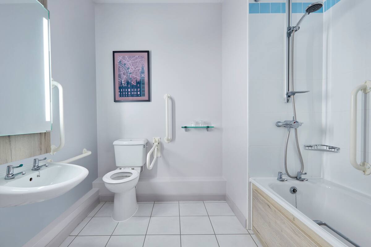 combined shower/bathtub, free toiletries, hair dryer, towels