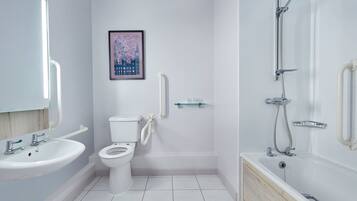 Combined shower/tub, free toiletries, hair dryer, towels