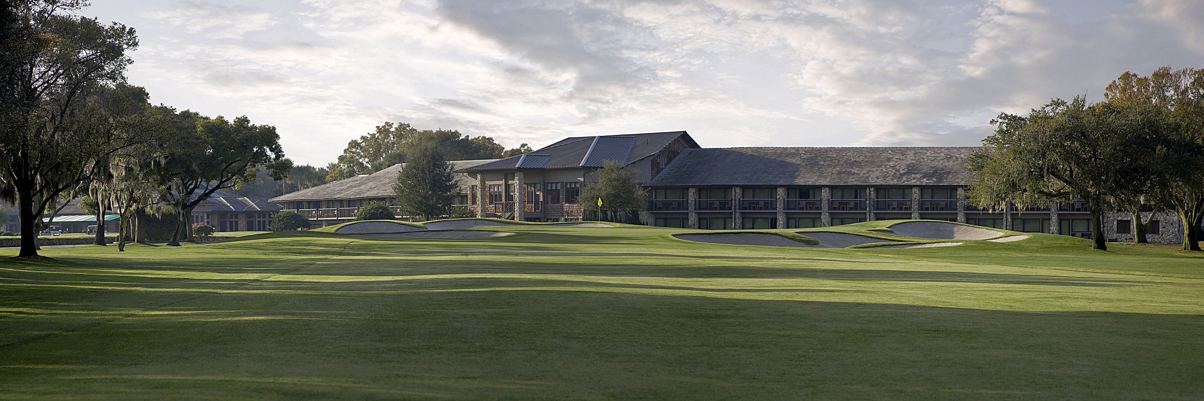 Un campo de golf con búnkeres y un club de campo.