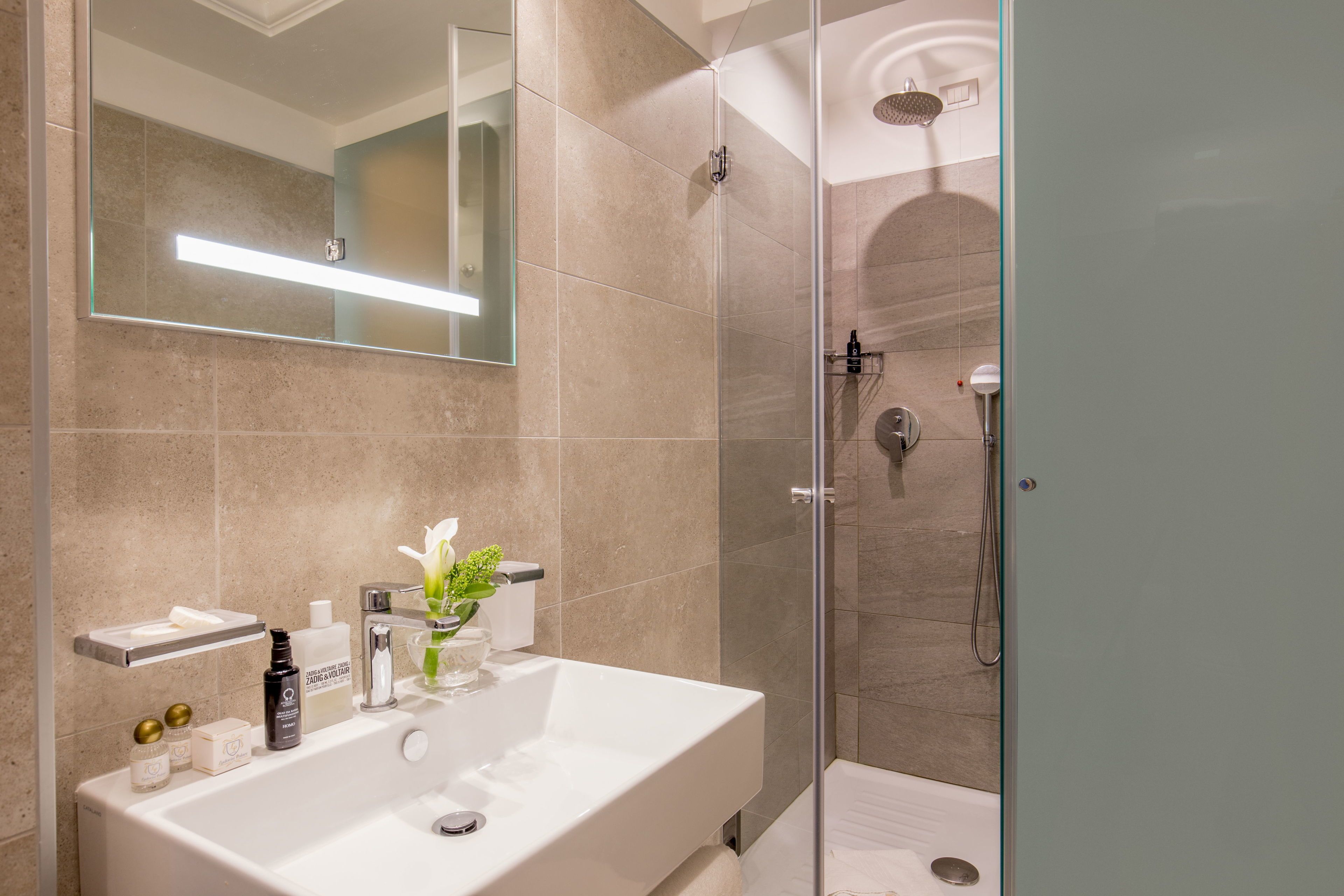 combined shower/bathtub, rainfall showerhead, free toiletries