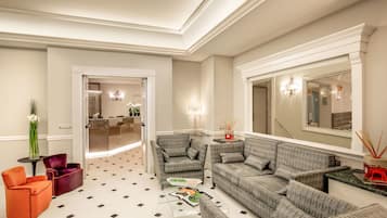 Coin salon dans le hall