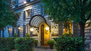 Voorkant accommodatie - avond/nacht