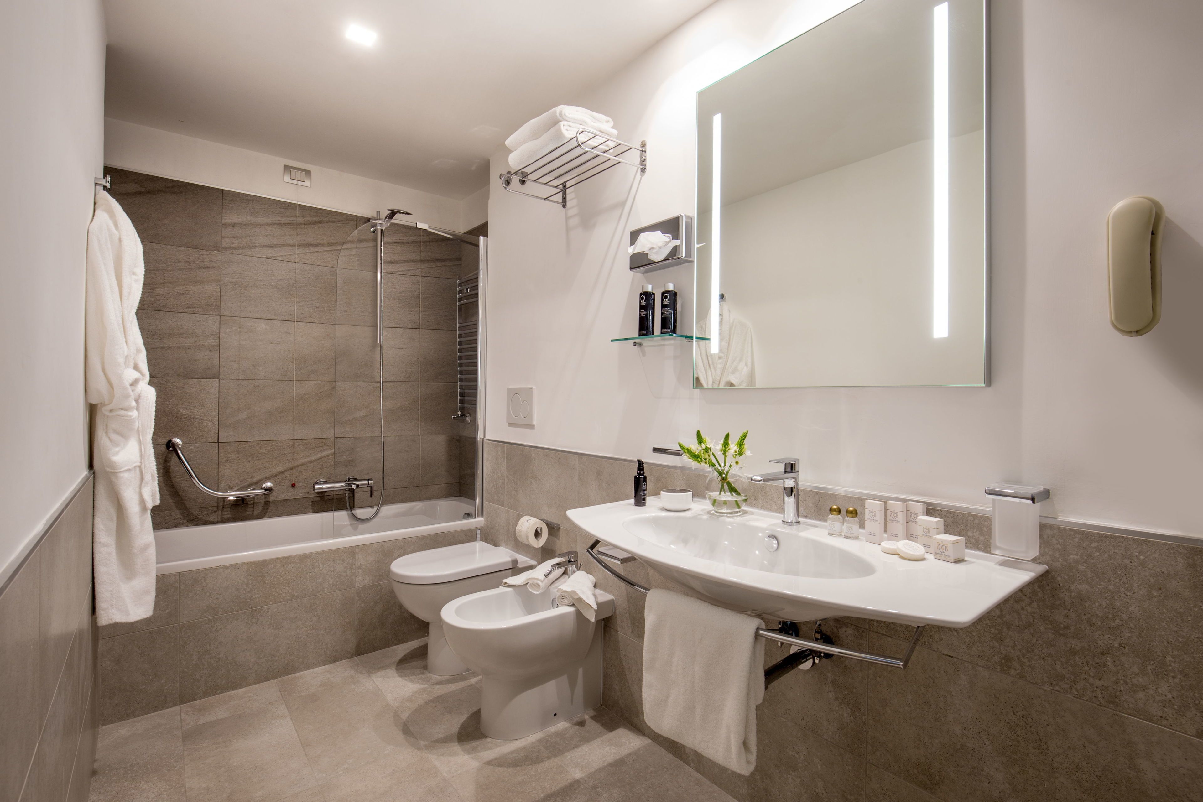 combined shower/bathtub, rainfall showerhead, free toiletries