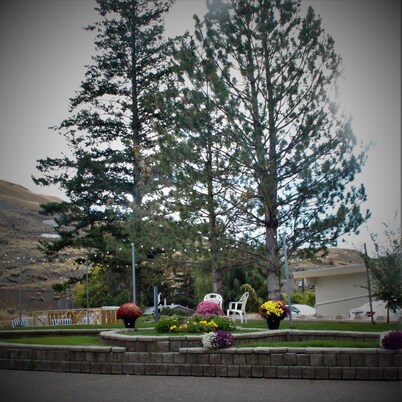 Canadas Best Value Desert Inn & Suites Cache Creek