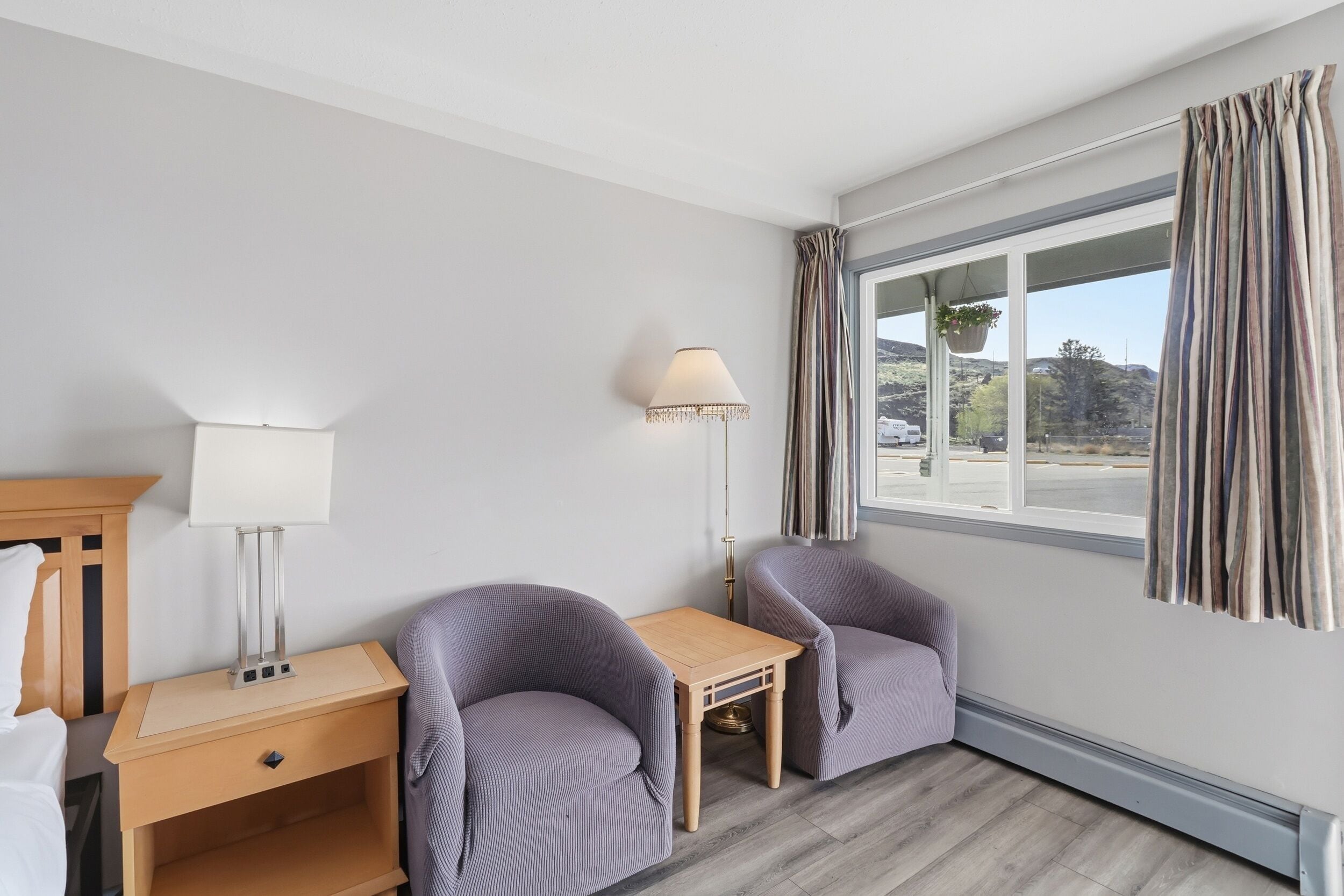 Room, 1 King Bed, Non Smoking | Living area