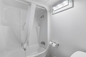 Room, 1 King Bed, Non Smoking | Bathroom | Combined shower/tub, free toiletries, towels - Canadas Best Value Desert Inn & Suites Cache Creek (Cache Creek)