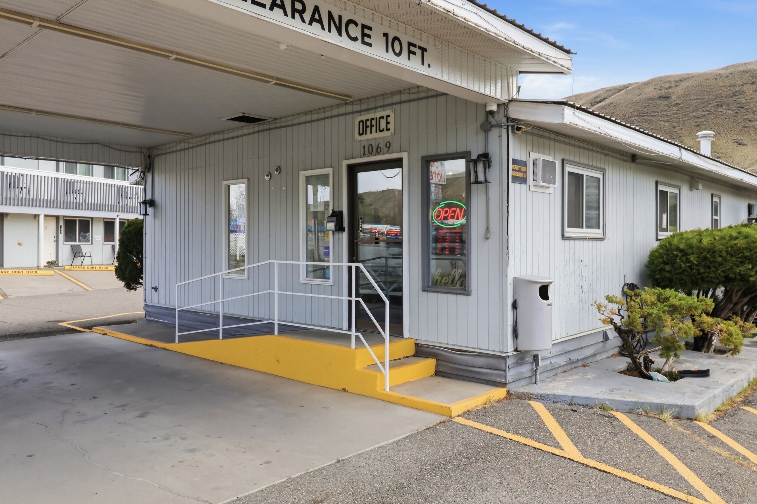 A small building with a sign reading 'OFFICE 1069' and a '10 FT. GARANCE' sign above the entrance.