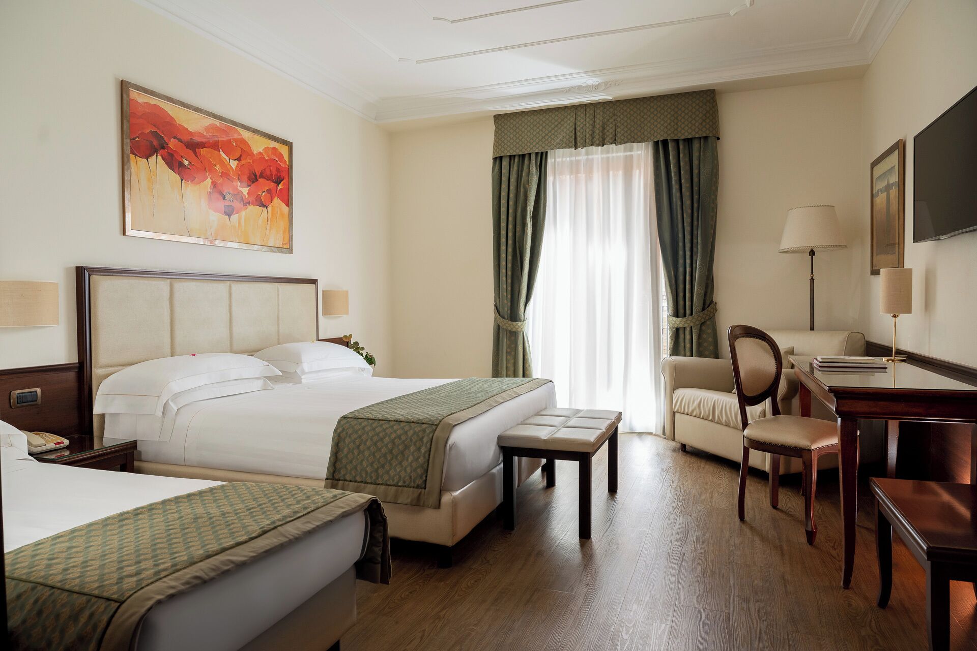 低過敏寢具、記憶床墊、迷你吧、客房內保險箱