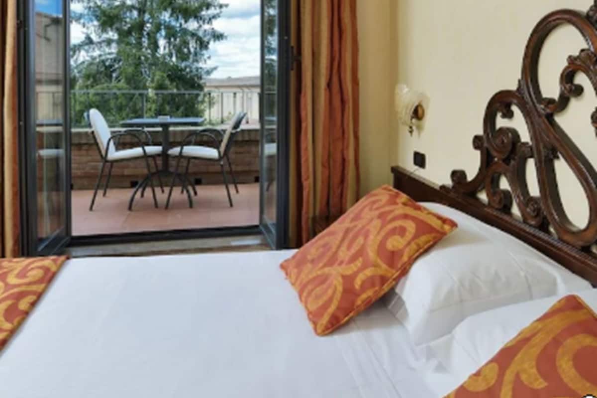 Deluxe Double or Twin Room | Hypo-allergenic bedding, memory-foam beds, minibar, in-room safe