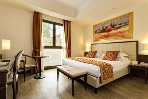 Classic Double or Twin Room | Hypo-allergenic bedding, memory foam beds, minibar, in-room safe