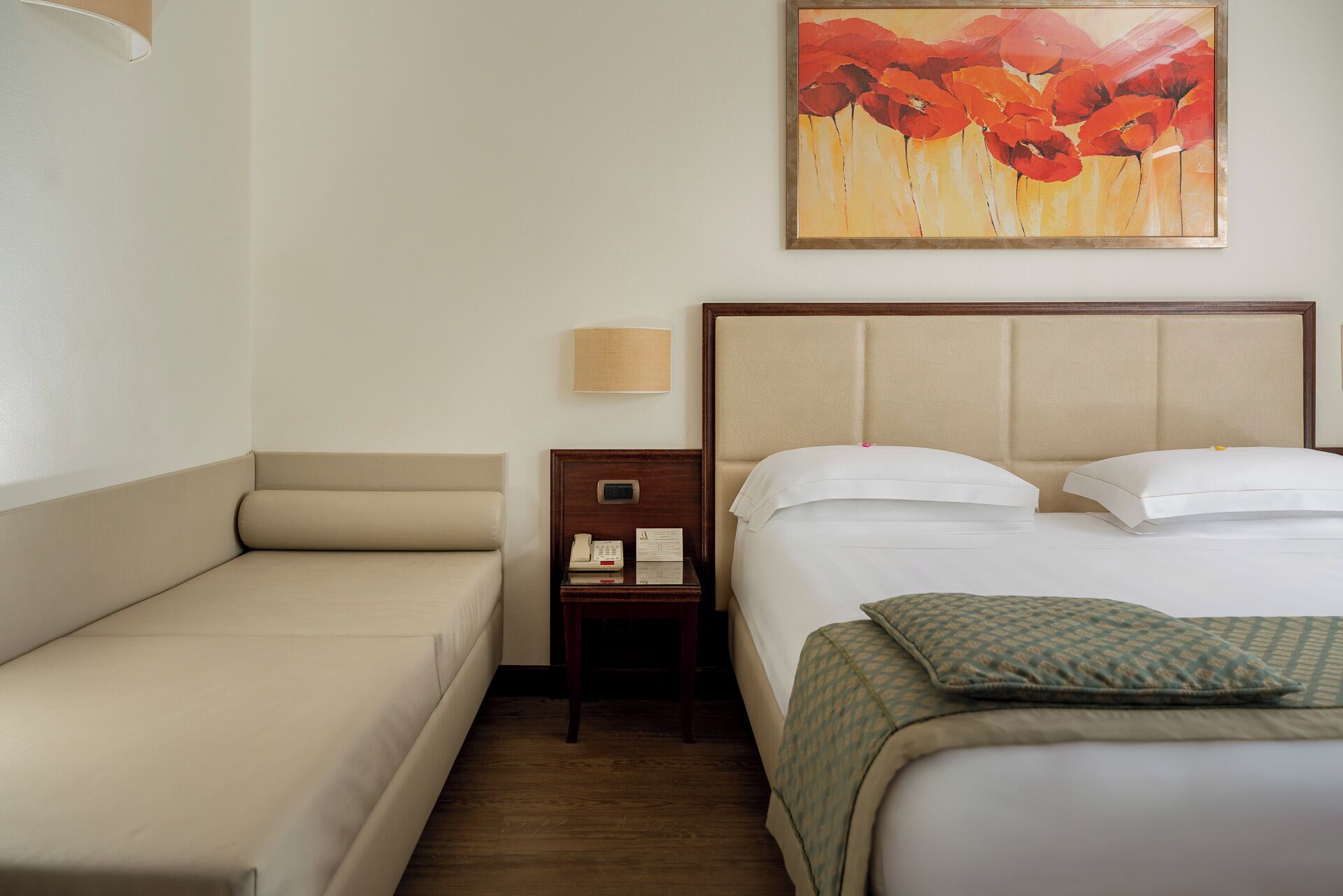 行政雙人或雙床房 | 起居區 | 24-吋 LCD 液晶電視、數位頻道、電視