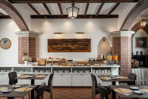 Colazione a buffet, servita tutte le mattine (15 EUR a persona) 