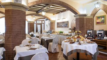 Tägliches Frühstücksbuffet (15 EUR pro Person)