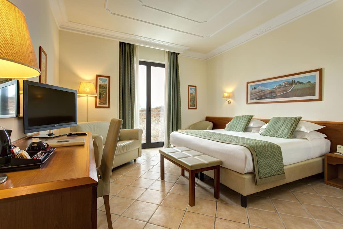 Hypo-allergenic bedding, memory-foam beds, minibar, in-room safe