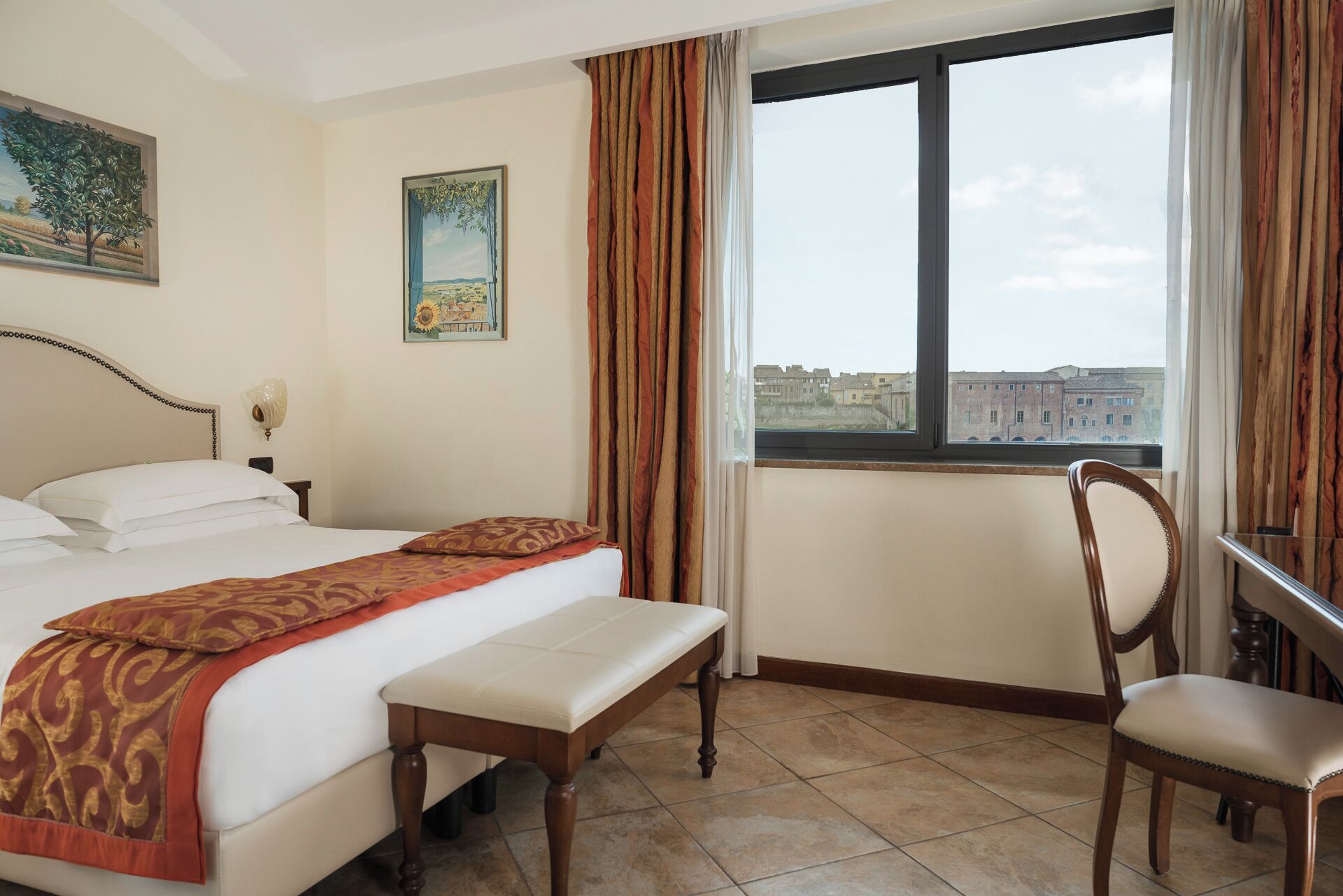 豪華雙人或雙床房 | 低過敏寢具、記憶床墊、迷你吧、客房內保險箱