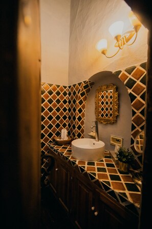 Habitación junior | Baño | Regadera, secadora de cabello, toallas 