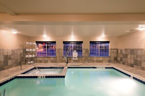 Una piscina cubierta