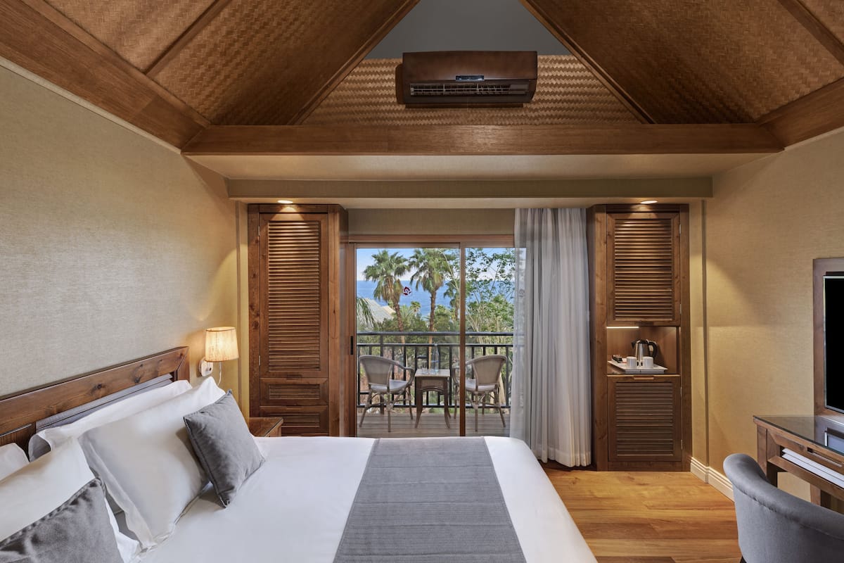 Minibar y caja de seguridad en la habitación