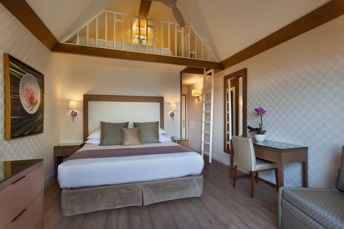 Minibar y caja de seguridad en la habitación