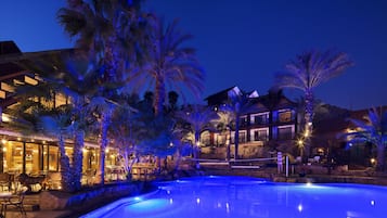 The New Siam Luxury Room | Piscina al aire libre | Una piscina al aire libre, tumbonas