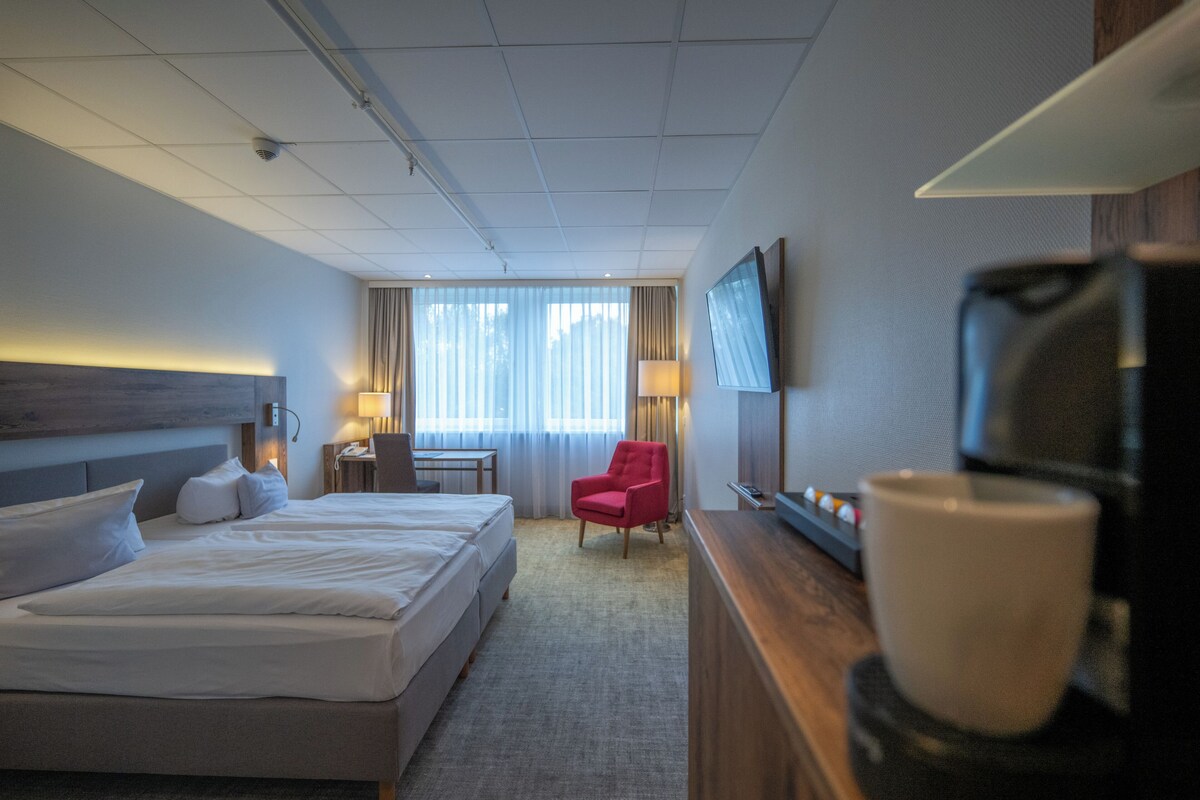 Rom – business, 1 dobbeltseng, hageutsikt (Converts to 2 Twin Beds) | Sengetøy av topp kvalitet, senger med overmadrass og safe på rommet