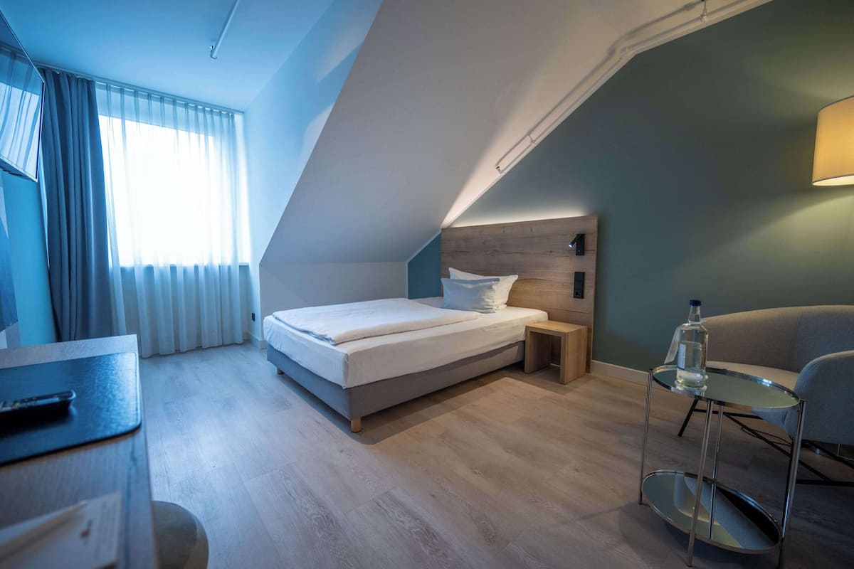 economy room, 1 queen bed | premium bedding, pillow-top beds, in-room safe, blackout curtains