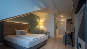 Økonomirom, 1 queensize-seng | Sengetøy av topp kvalitet, senger med overmadrass og safe på rommet