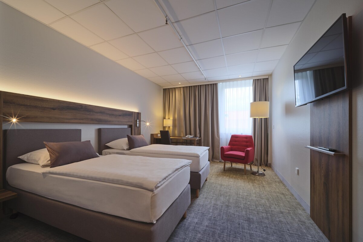 Rom – business, 1 dobbeltseng, hageutsikt (Converts to 2 Twin Beds) | Sengetøy av topp kvalitet, senger med overmadrass og safe på rommet