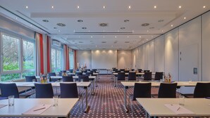 A conference room with tables, chairs, and a patterned carpet. - Best Western Hotel Prisma (Neumuenster)