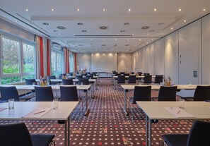 A conference room with tables, chairs, and a patterned carpet. - Best Western Hotel Prisma (Neumuenster)