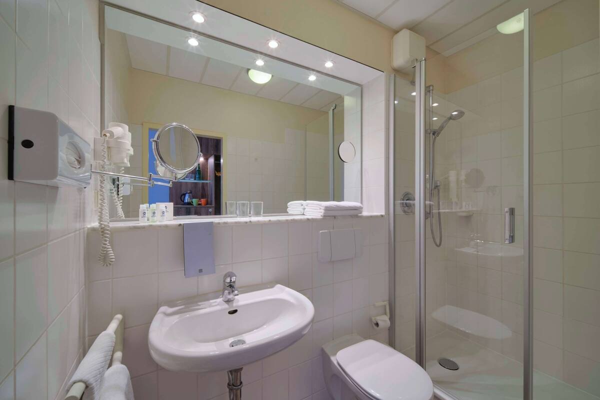 shower, free toiletries, hair dryer, towels