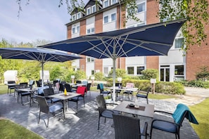 Petit déjeuner et déjeuner servis sur place, restauration en plein air