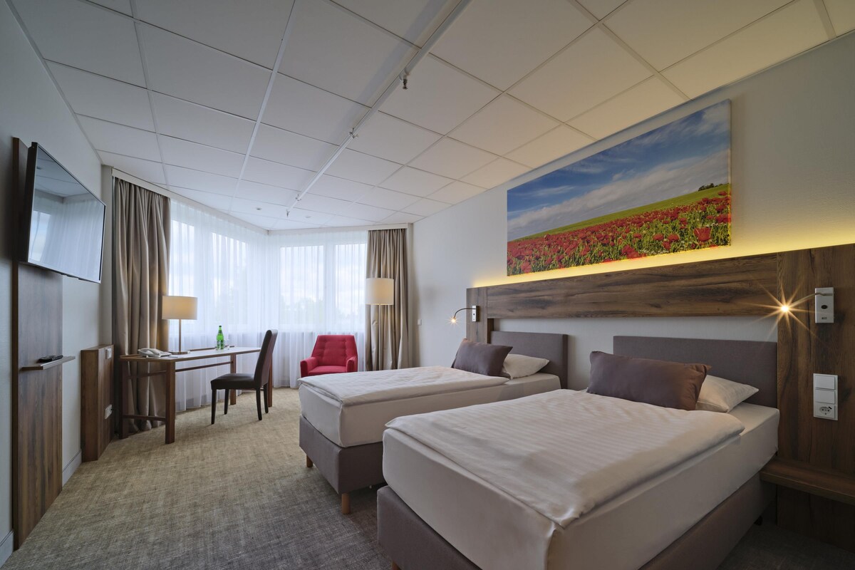 Rom – business, 1 dobbeltseng (Converts to 2 Twin Beds) | Sengetøy av topp kvalitet, senger med overmadrass og safe på rommet